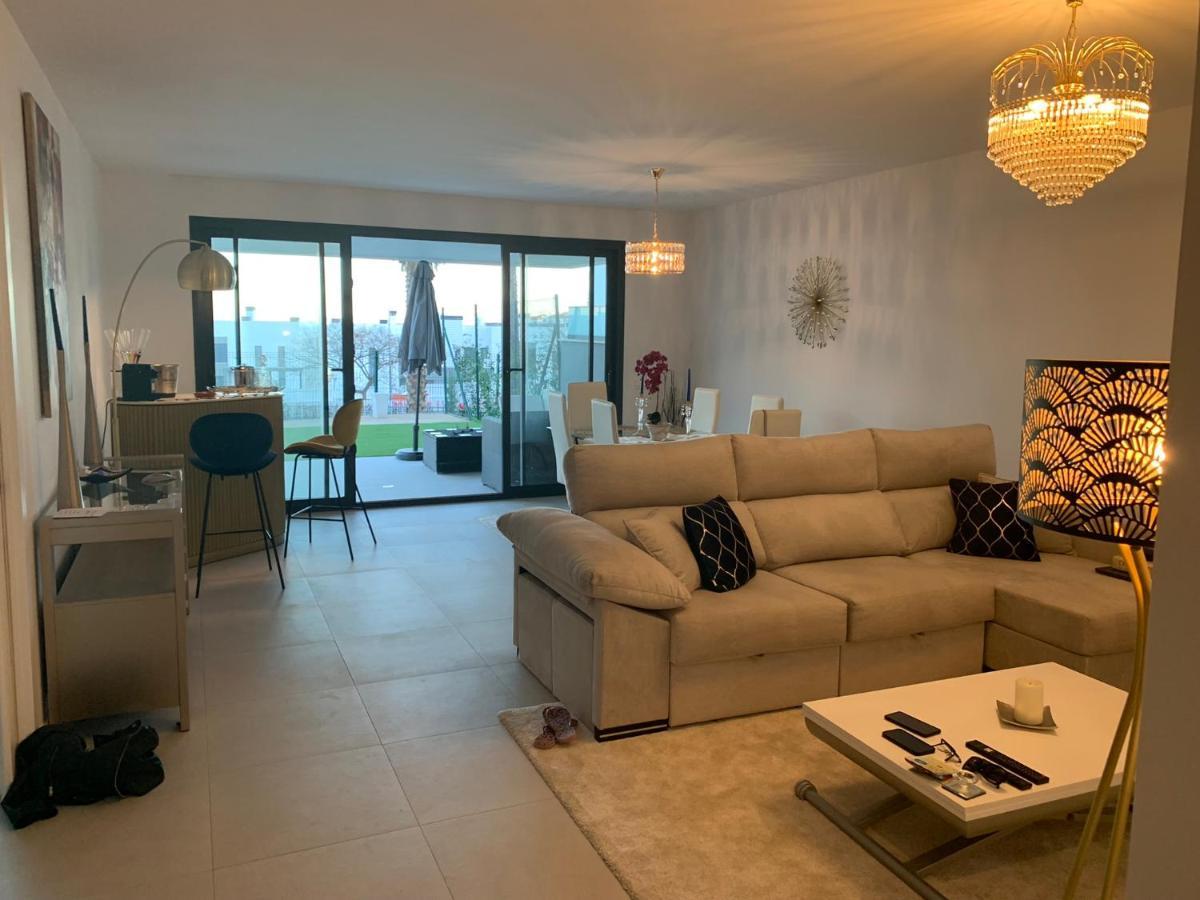 Casa Casu New Stunning 3 Bed Raised Ground Floor & Huge Balcony With Sea Pool & Mountain View Indoor & Outdoor Swimming Pools & Gym Walking Distance To Port Traveller Award 2023 * Estepona